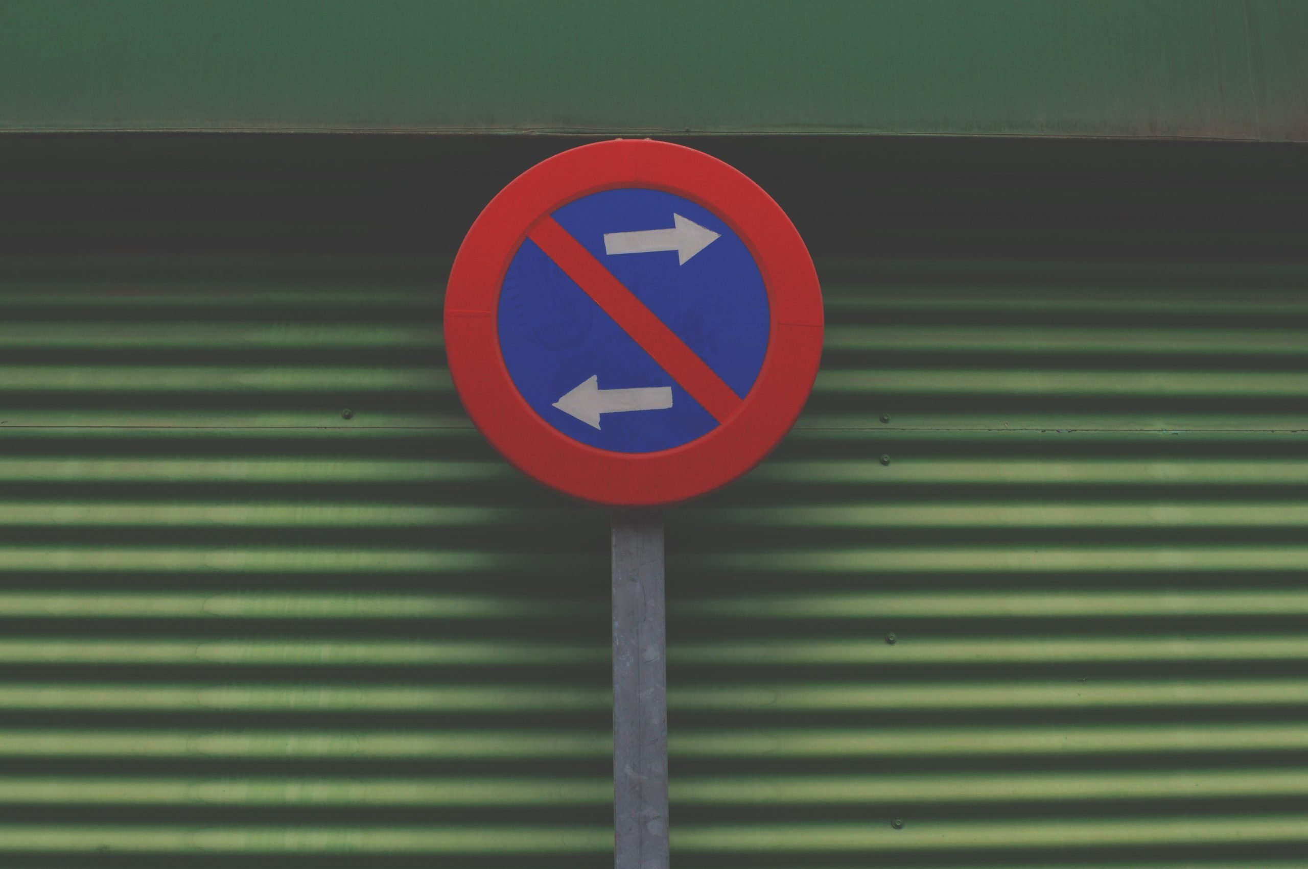 A sign with arrows pointing left and right