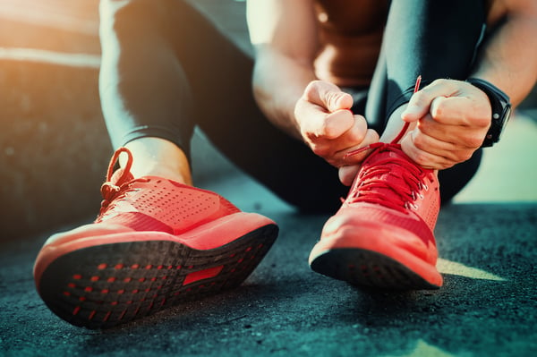 runner tying shoelaces