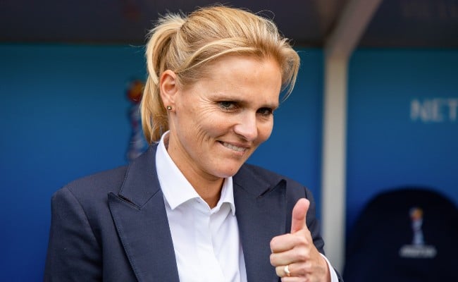 Sarina Wiegman giving a thumbs up